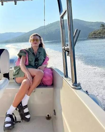 Serenay Sarıkaya garip elbisesiyle sosyal medyanın diline düştü
