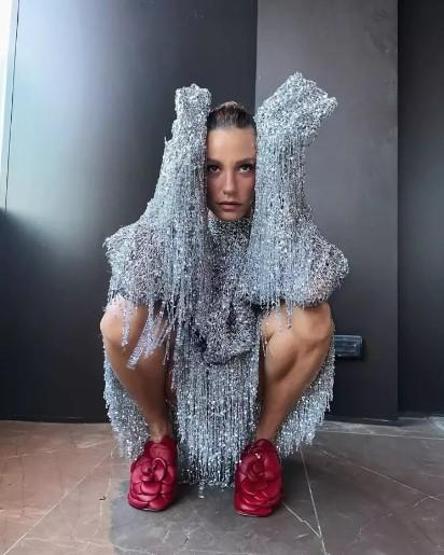 Serenay Sarıkaya garip elbisesiyle sosyal medyanın diline düştü
