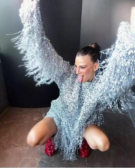 Serenay Sarıkaya garip elbisesiyle sosyal medyanın diline düştü