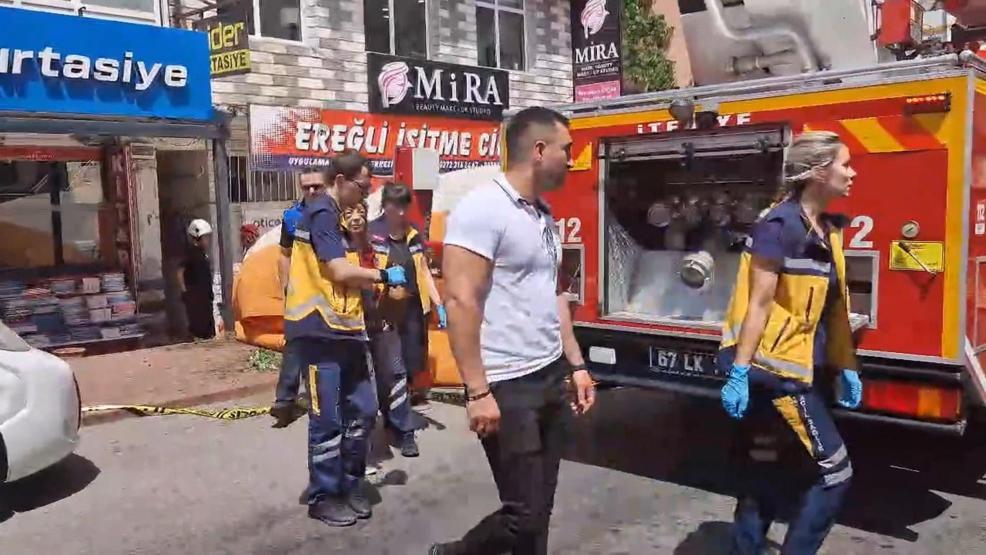 Engelli kız annesini eve kilitleyip darbetti Ters kelepçeyle ambulansa alındı