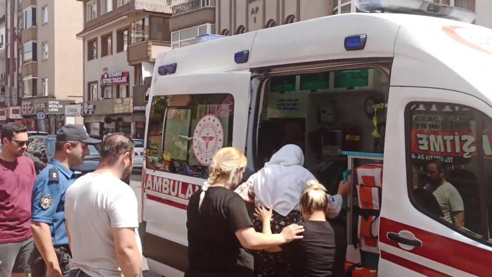 Engelli kız annesini eve kilitleyip darbetti Ters kelepçeyle ambulansa alındı