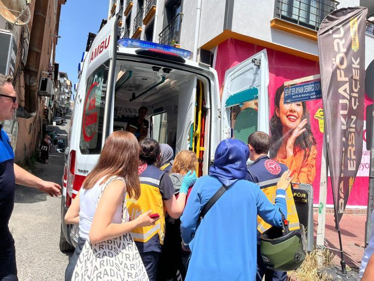 Engelli kız annesini eve kilitleyip darbetti Ters kelepçeyle ambulansa alındı