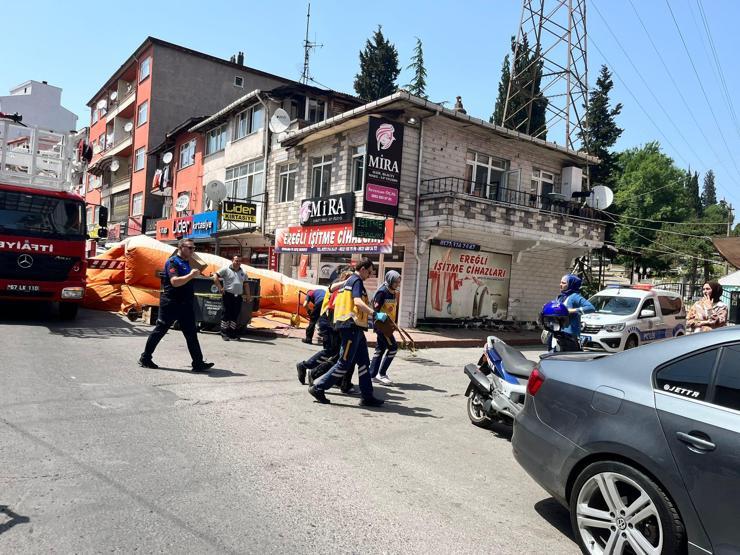 Engelli kız annesini eve kilitleyip darbetti Ters kelepçeyle ambulansa alındı