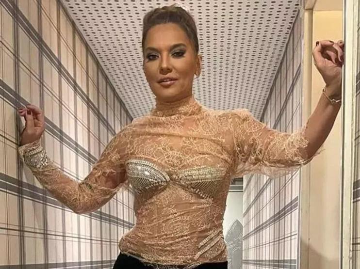 Demet Akalın imaj değiştirdi Tatilin tadını çıkarıyor