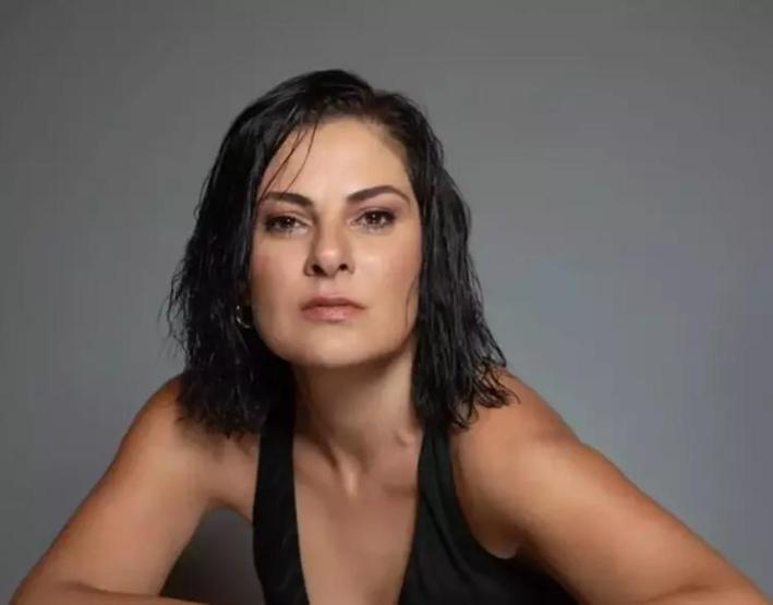 Akasya Durağı’nın Gülbin’i Aslı Altayları görenler dönüp bir daha bakıyor
