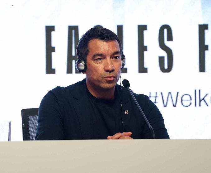 Beşiktaş, Giovanni van Bronckhorst için imza töreni düzenledi