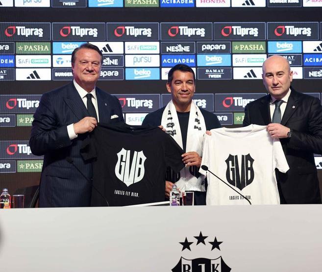Beşiktaş, Giovanni van Bronckhorst için imza töreni düzenledi
