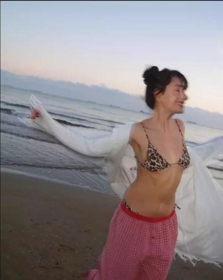 Neslihan Atagülden bikinili pozlar Sosyal medyayı salladı
