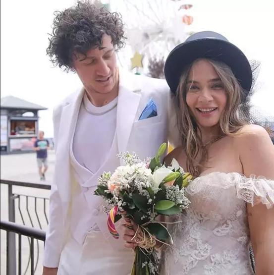 Müge Boz-Caner Erdeniz çiftinden romantik kutlama Hem bakmaya hem öpmeye doyamadım