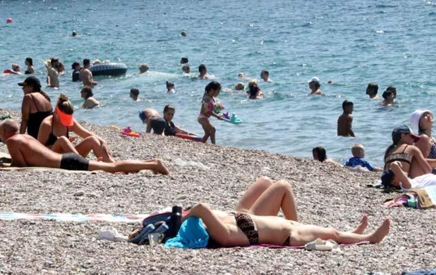 Antalya sahilleri hıncahınç doldu