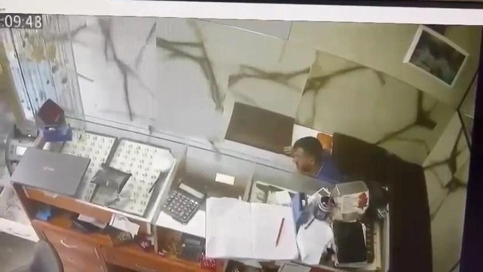 Kuyumcuda 2 kişinin öldüğü saldırı kamerada