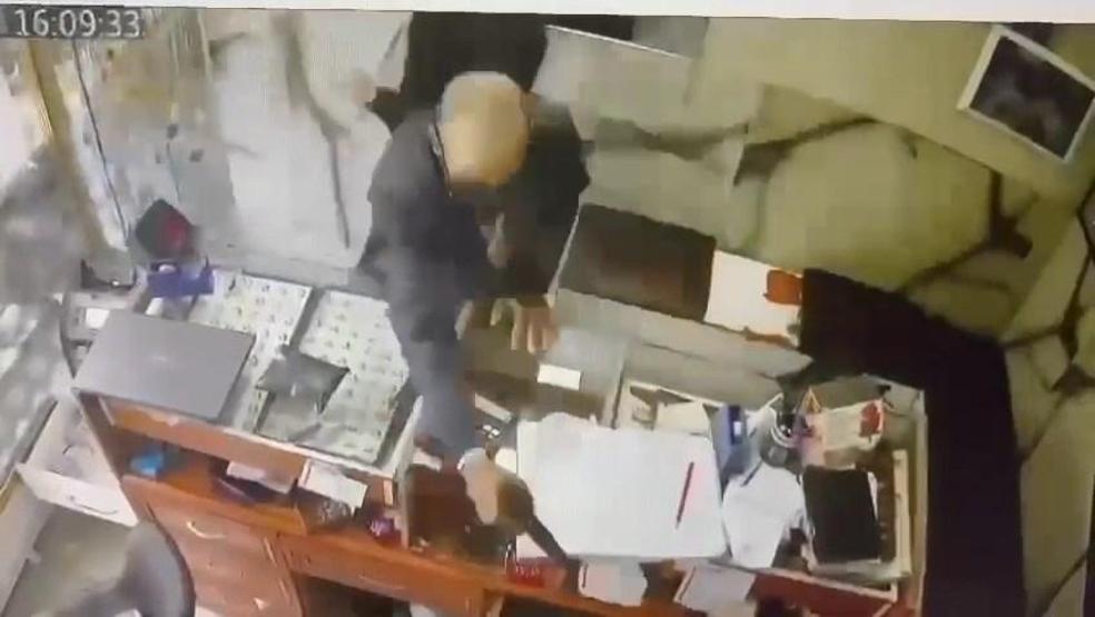 Kuyumcuda 2 kişinin öldüğü saldırı kamerada