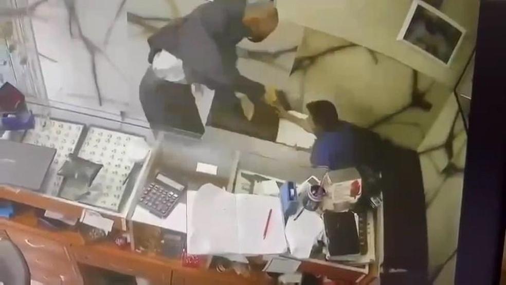 Kuyumcuda 2 kişinin öldüğü saldırı kamerada