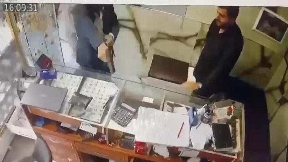 Kuyumcuda 2 kişinin öldüğü saldırı kamerada