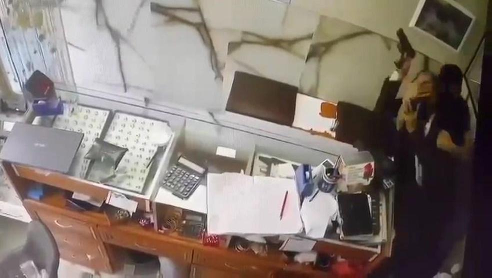 Kuyumcuda 2 kişinin öldüğü saldırı kamerada