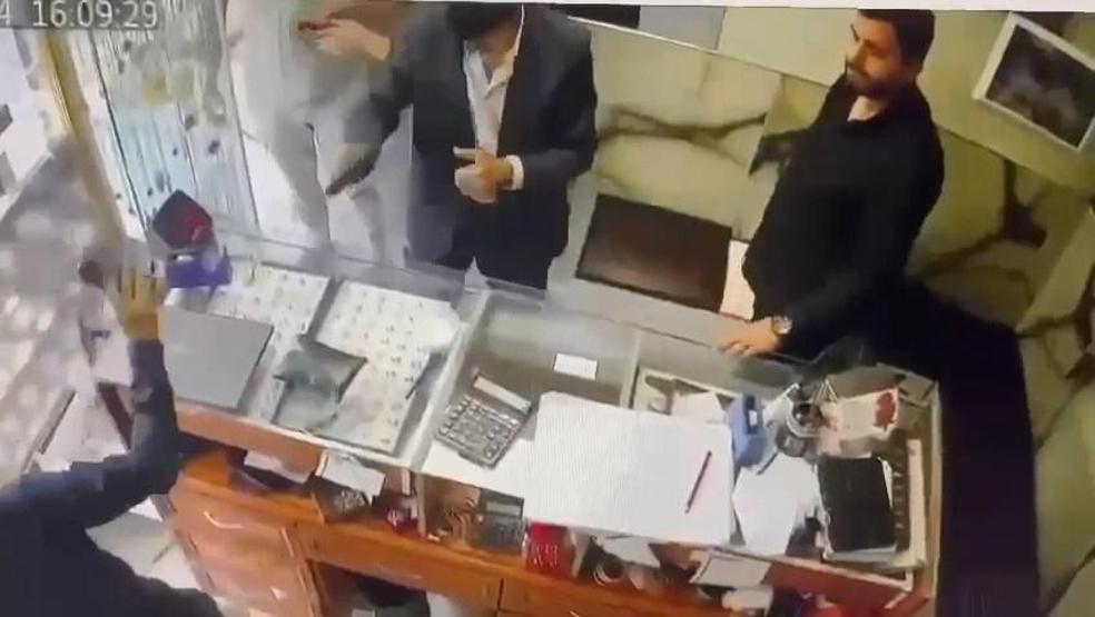 Kuyumcuda 2 kişinin öldüğü saldırı kamerada