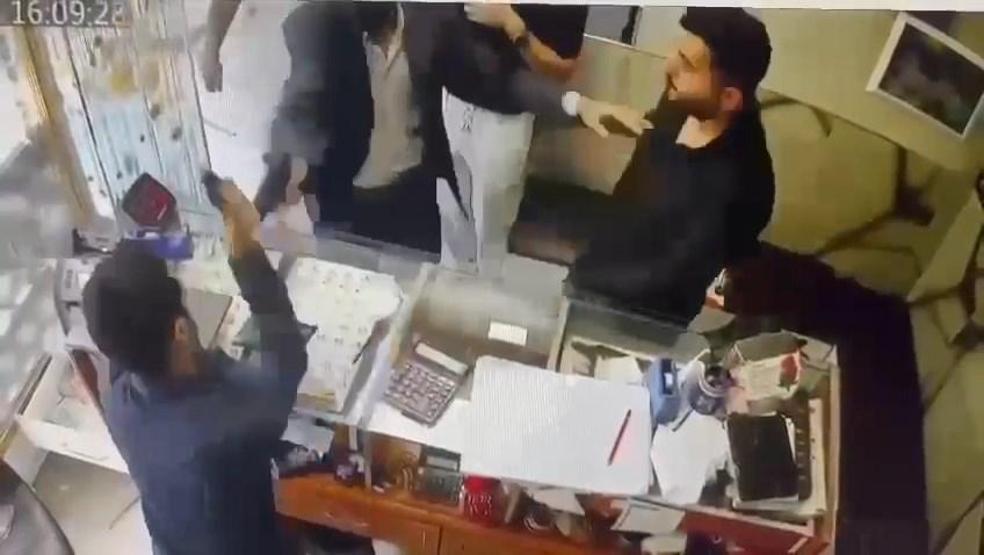 Kuyumcuda 2 kişinin öldüğü saldırı kamerada