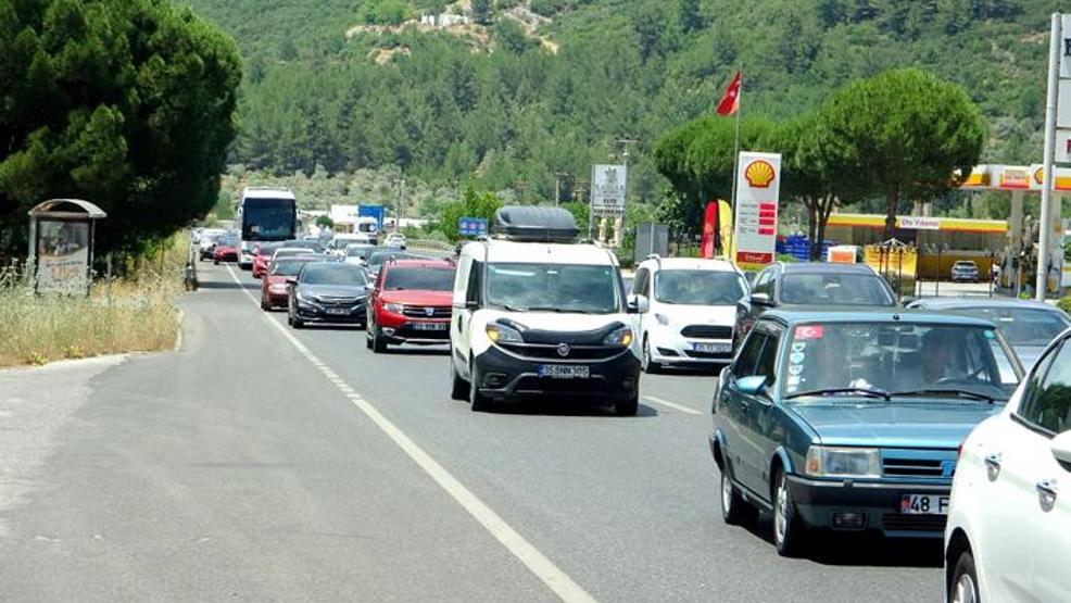 Muğlaya tatilci akını sürüyor Kilometrelerce kuyruk oluştu