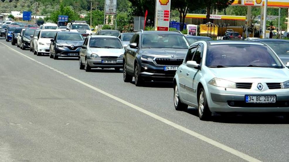 Muğlaya tatilci akını sürüyor Kilometrelerce kuyruk oluştu