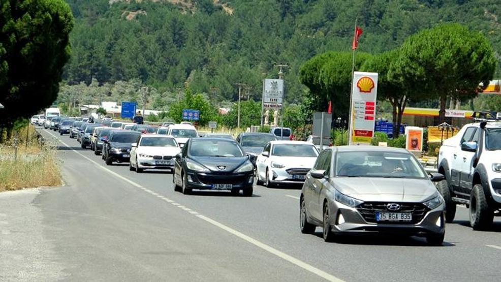 Muğlaya tatilci akını sürüyor Kilometrelerce kuyruk oluştu