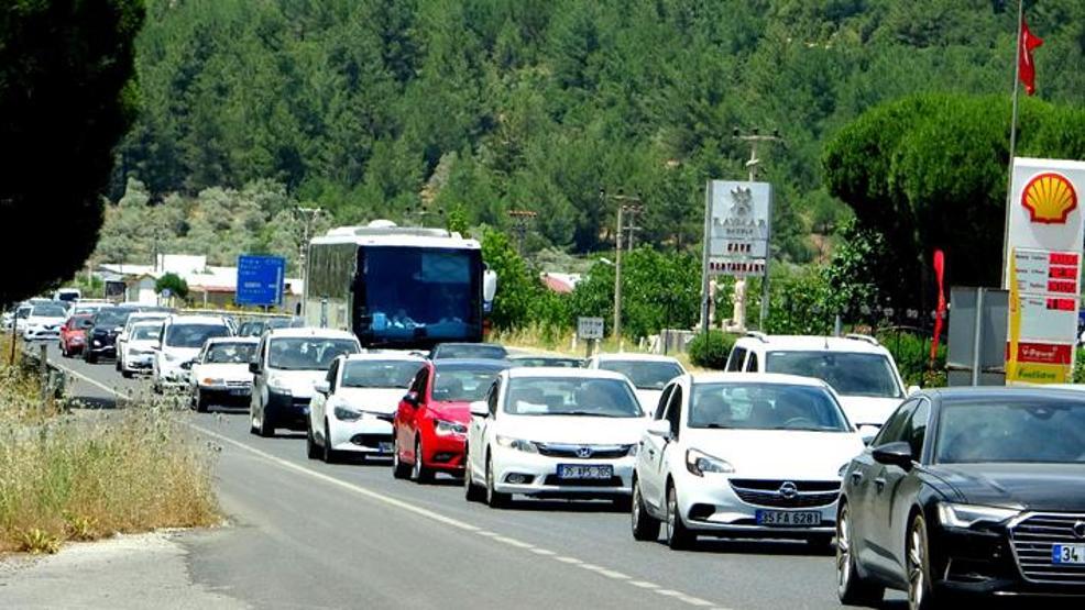 Muğlaya tatilci akını sürüyor Kilometrelerce kuyruk oluştu