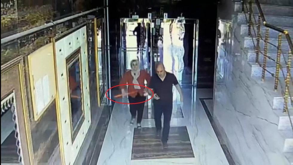 Ailesiyle birlikte sopa ve tabancayla alacaklısının kapısına dayandı