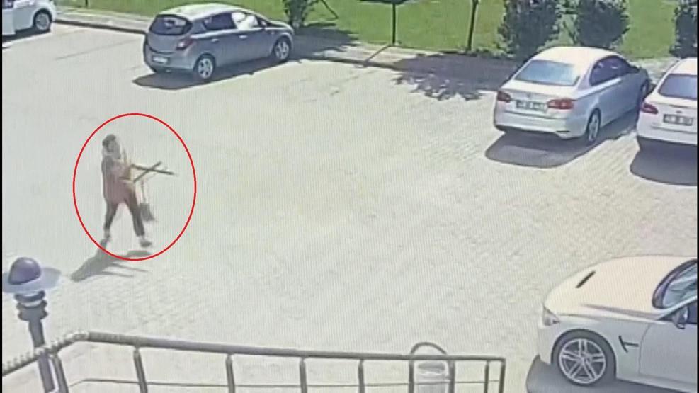 Ailesiyle birlikte sopa ve tabancayla alacaklısının kapısına dayandı
