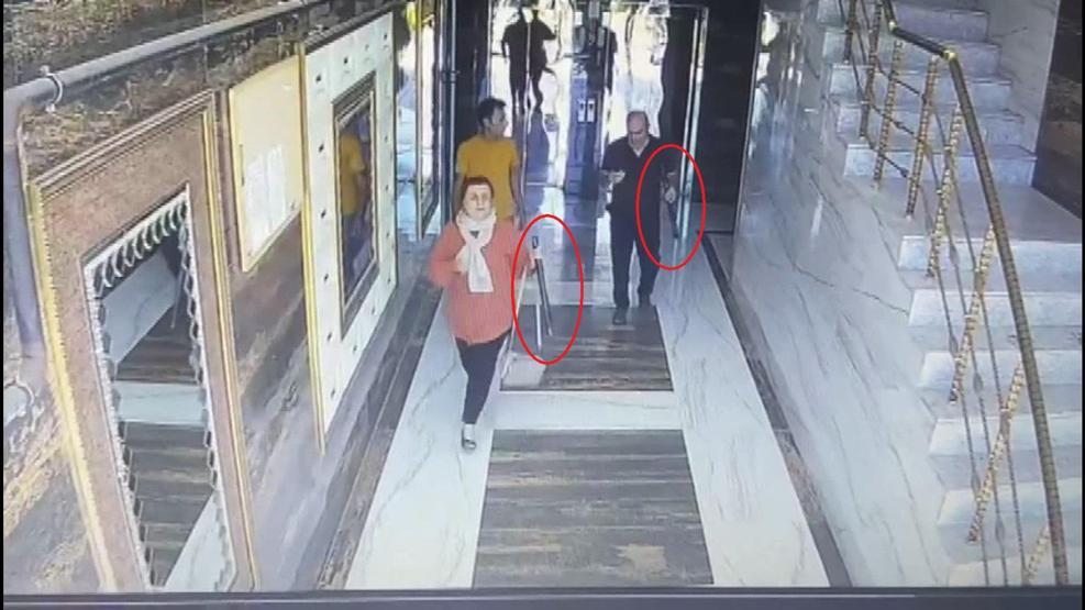 Ailesiyle birlikte sopa ve tabancayla alacaklısının kapısına dayandı