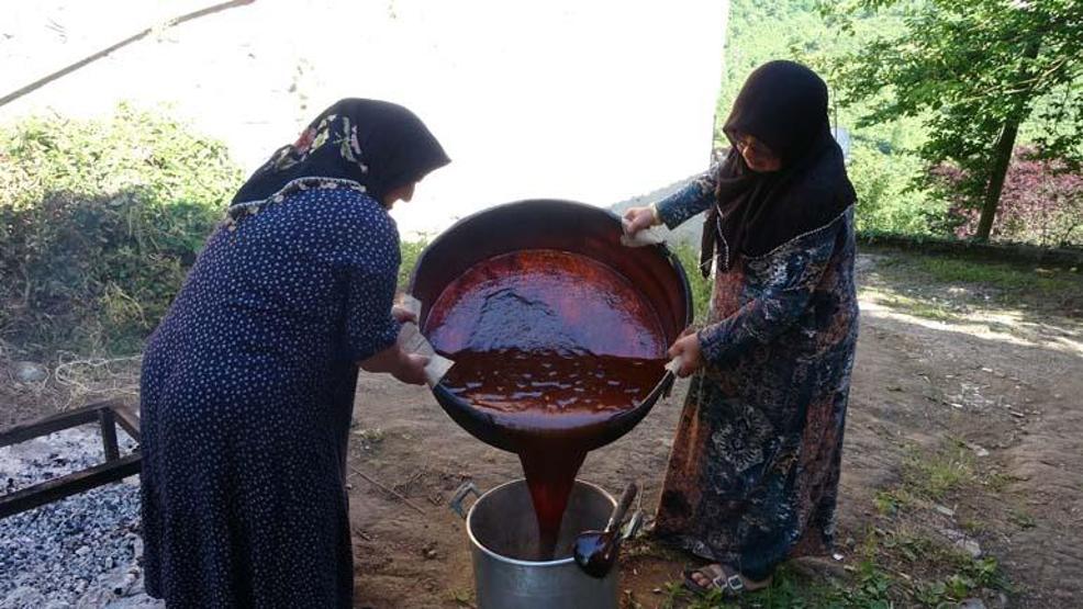 Ordulu kadınların dut pekmezi mesaisi