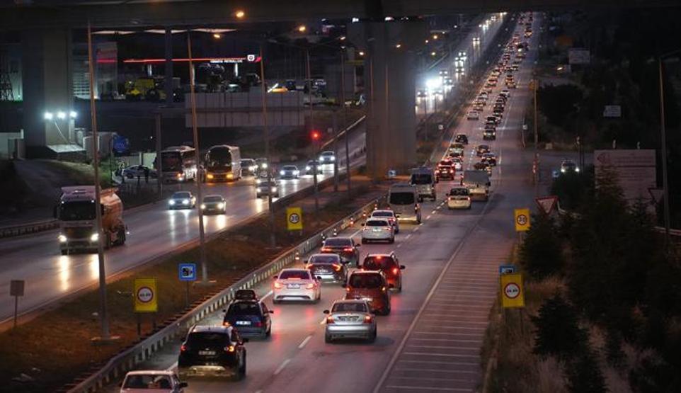 Tatilciler erken dönüşe geçti: 43 ilin geçiş güzergahında trafik yoğunluğu