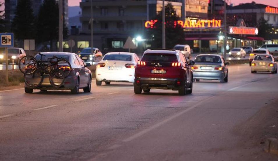 Tatilciler erken dönüşe geçti: 43 ilin geçiş güzergahında trafik yoğunluğu