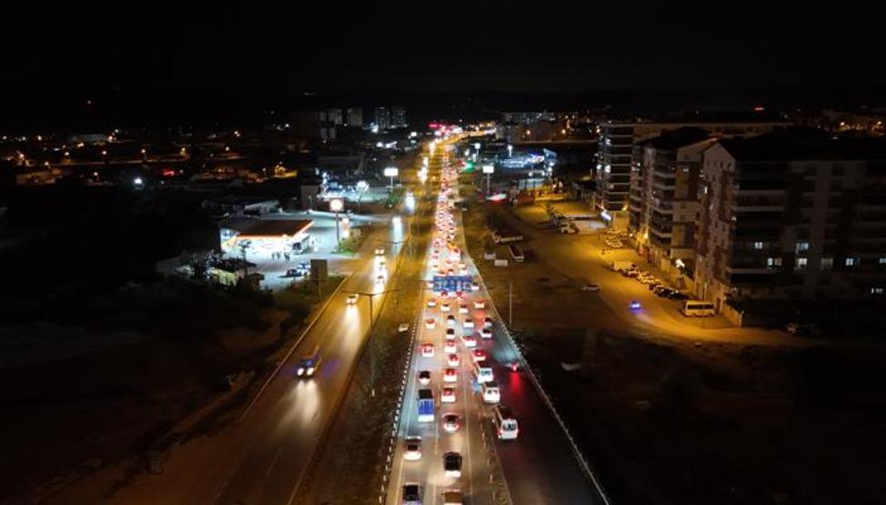 Tatilciler erken dönüşe geçti: 43 ilin geçiş güzergahında trafik yoğunluğu