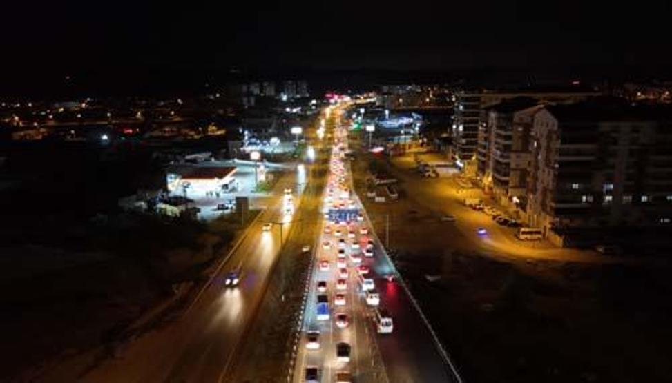 Dönüyorlar 43 ilin geçiş güzergahında trafik yoğunluğu