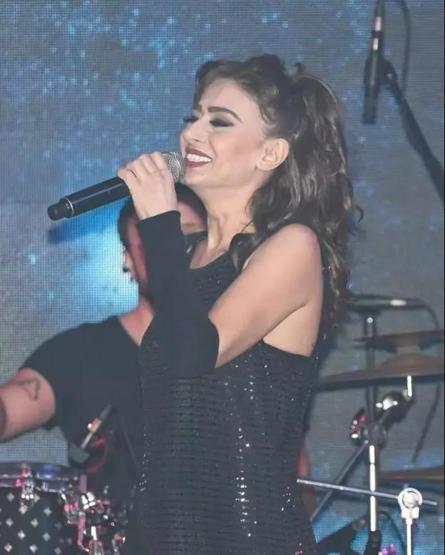 Yıldız Tilbe mezarın üzerine çıkmaya çalıştı: Kaldırsınlar oradan