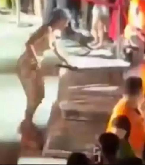 Yıldız Tilbe mezarın üzerine çıkmaya çalıştı: Kaldırsınlar oradan