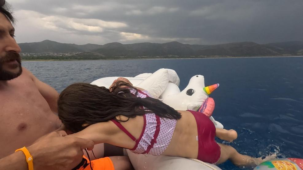 Salda Gölünde kurtarılan küçük kız kahramanıyla buluştu