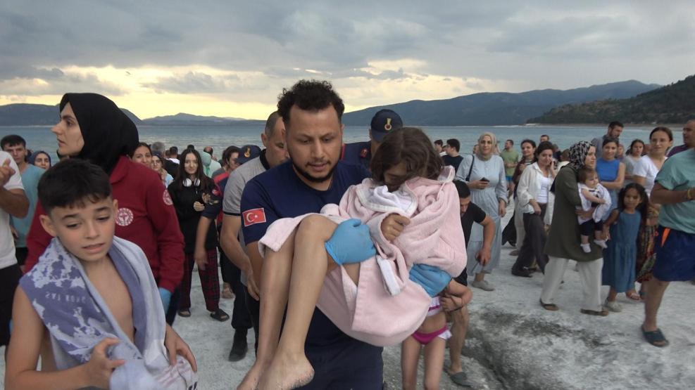 Salda Gölünde kurtarılan küçük kız kahramanıyla buluştu