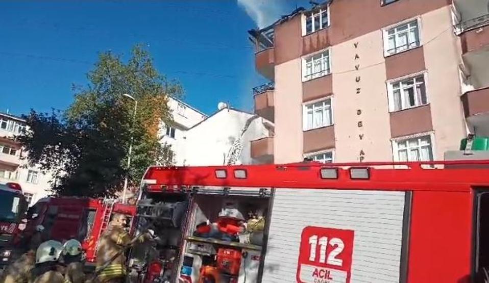 Esenyurtta 4 katlı binanın çatı katı alev alev yandı