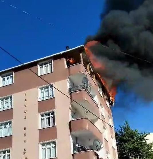 Esenyurtta 4 katlı binanın çatı katı alev alev yandı