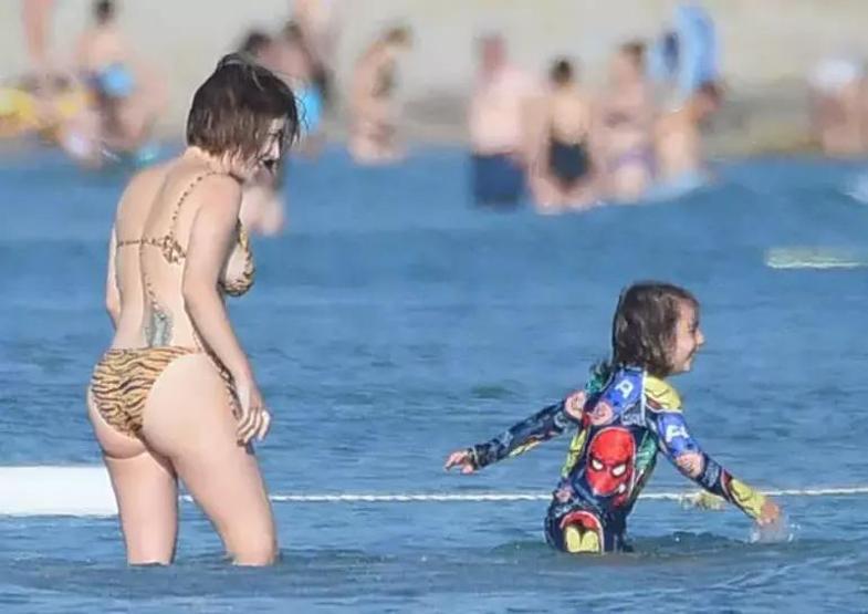 Ünlüler Bodrum ve Çeşmede tatilde.... Hazal Kaya çocuklarıyla eğlendi