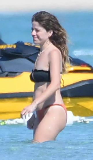 Ünlüler Bodrum ve Çeşmede tatilde.... Hazal Kaya çocuklarıyla eğlendi