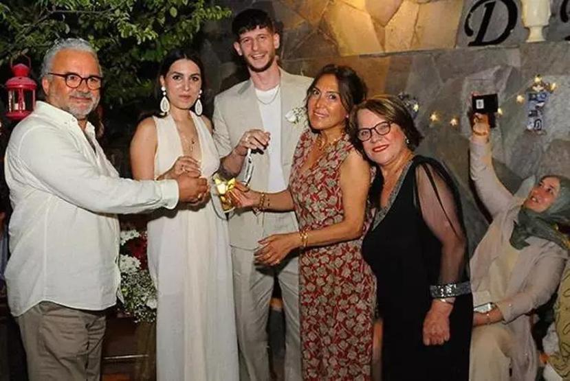 Asuman Dabak tatilde Denizde hararetli muhabbet
