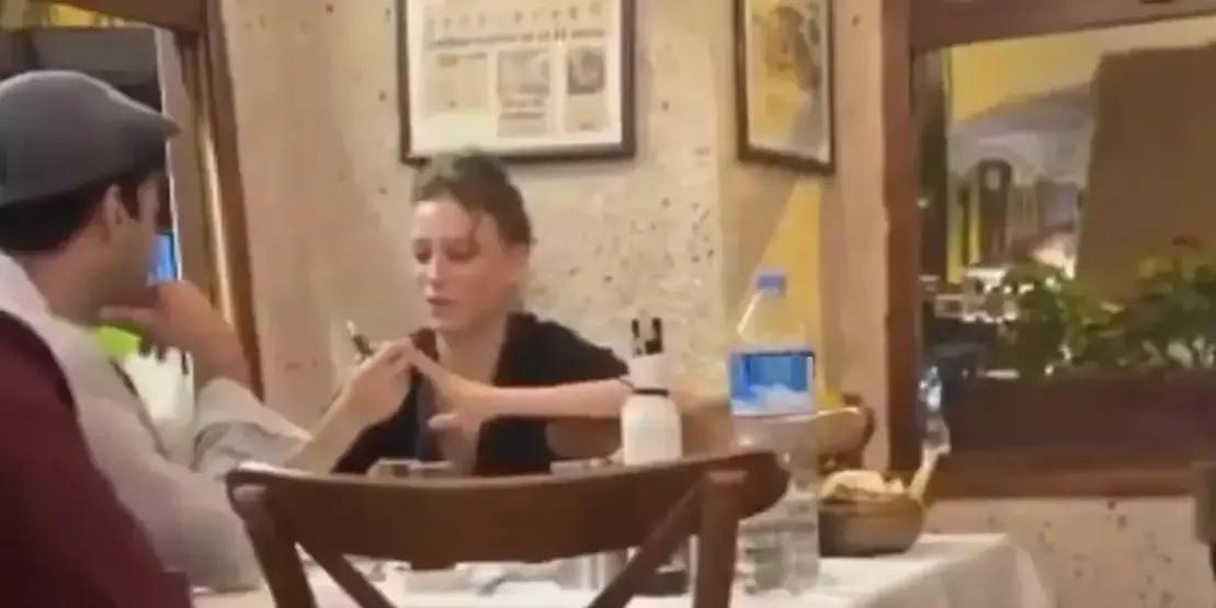Serenay Sarıkaya ile Mert Demir dudak dudağa görüntülendi
