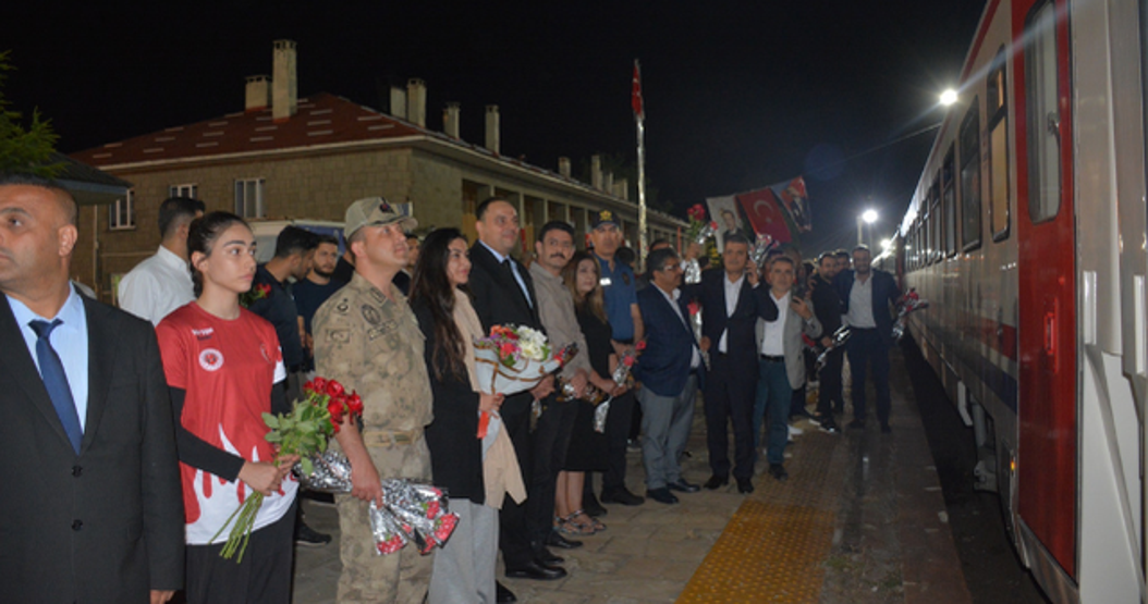 Törenle yolcu edildiler, törenle karşılandılar Turistik Tatvan Treninin ilk yolcuları Tatvana vardı