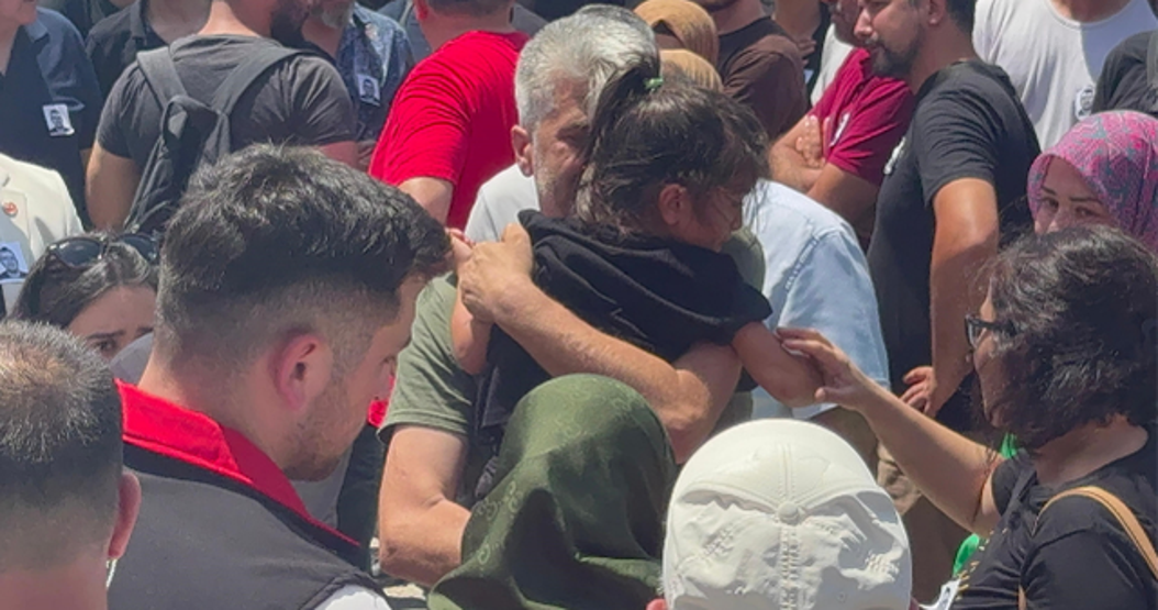 Yürekleri dağladılar Öldürülen müdür yardımcısının iki çocuğundan babaya son bakış