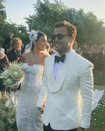 Tolga Sarıtaş ve Zeynep Mayruk dünyaevine girdi Sosyal medya yıkıldı: Ergenlik aşkım evlenmiş