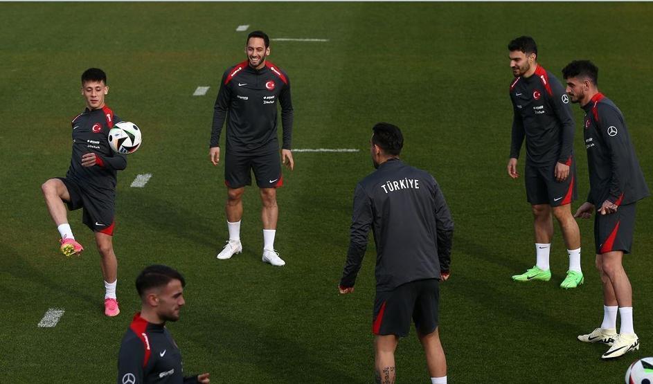 İtalyan basınından Galatasarayı üzen haber Hakan Çalhanoğlu...