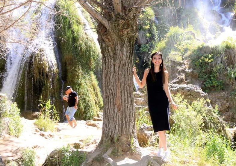 Sıcaktan kaçan Girlevik Şelalesinde serinliyor