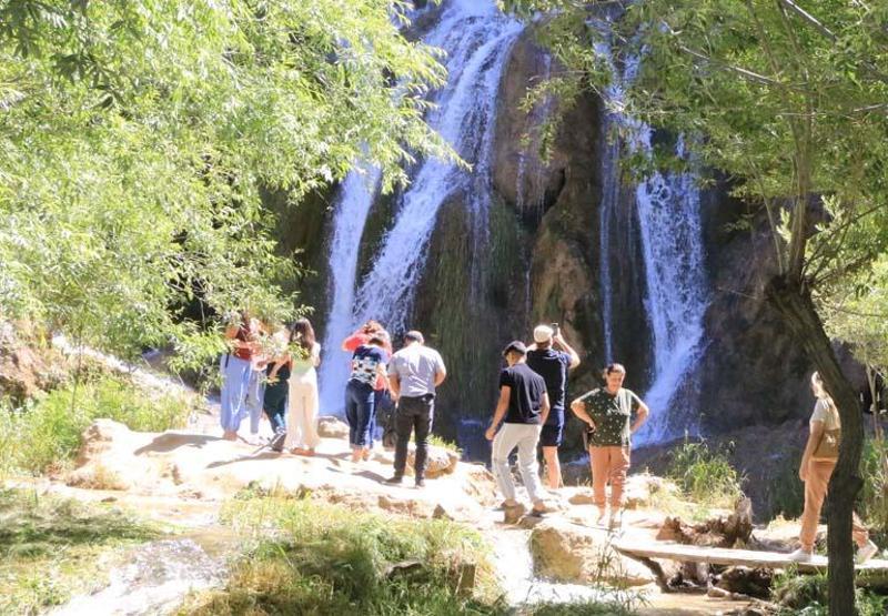 Sıcaktan kaçan Girlevik Şelalesinde serinliyor