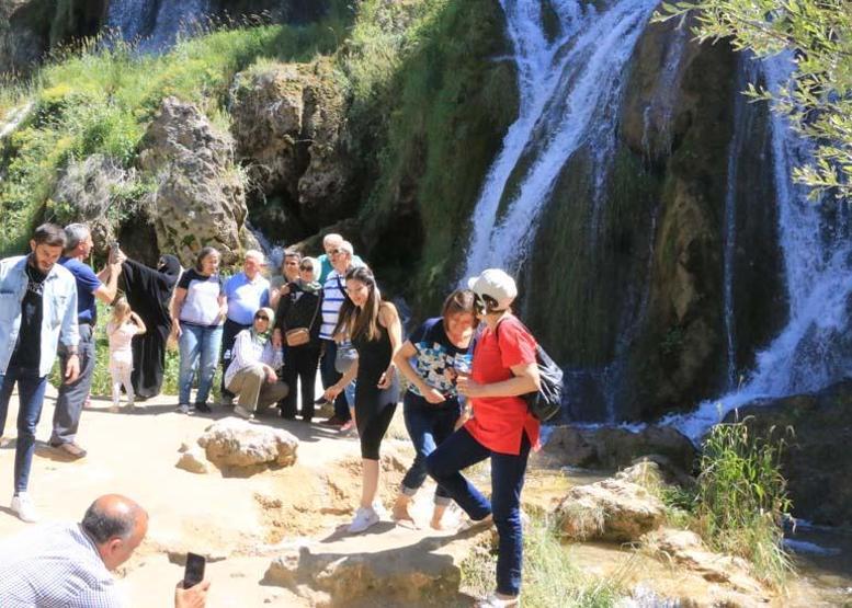 Sıcaktan kaçan Girlevik Şelalesinde serinliyor
